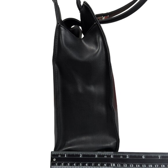 Vintage Guess Black Leather Shoulder Bag Crossbody Zip Pocket Logo Hardware - Picture 14 of 14